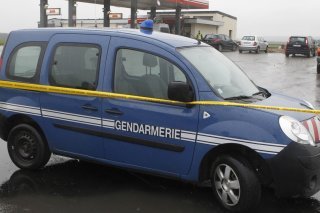 un dispositif de gendarmerie très important a été mobilisé pour traquer les tireurs, partis à pied et toujours en fuite (image d'illustration). KEYSTONE/AP/MICHEL SPINGLER